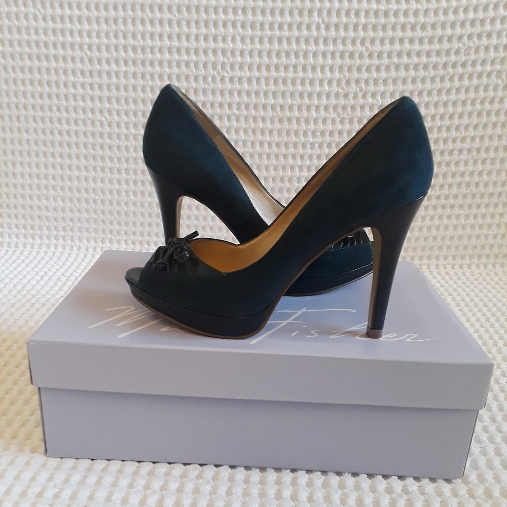 NWOT Cobalt Suede and patent heels